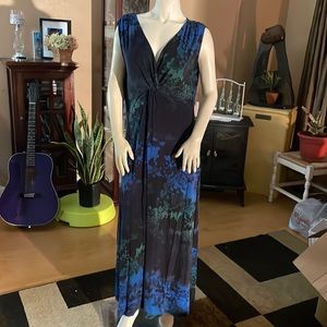 Sleeveless dress beautiful designs throughout